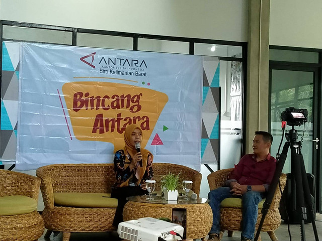 Kepala Bidang Aplikasi Informatika Diskominfo Kalbar, Sofiarti Diah Anggunia memberikan paparan. Foto: Dok. Istimewa