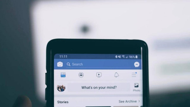 Ilustrasi aplikasi Facebook di HP. Foto: Unsplash.com