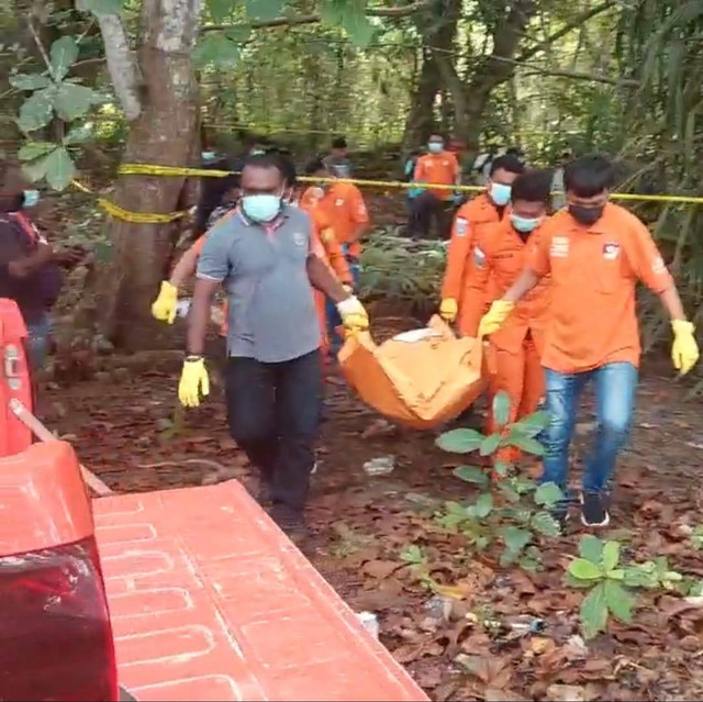 Tim Basarnas dibantu tim indentifikasi Polres Manokwari melakukan evakuasimayat di pantai Cokran Sowi 1 Manokwari. foto: Humas  Basarnas Manokwari