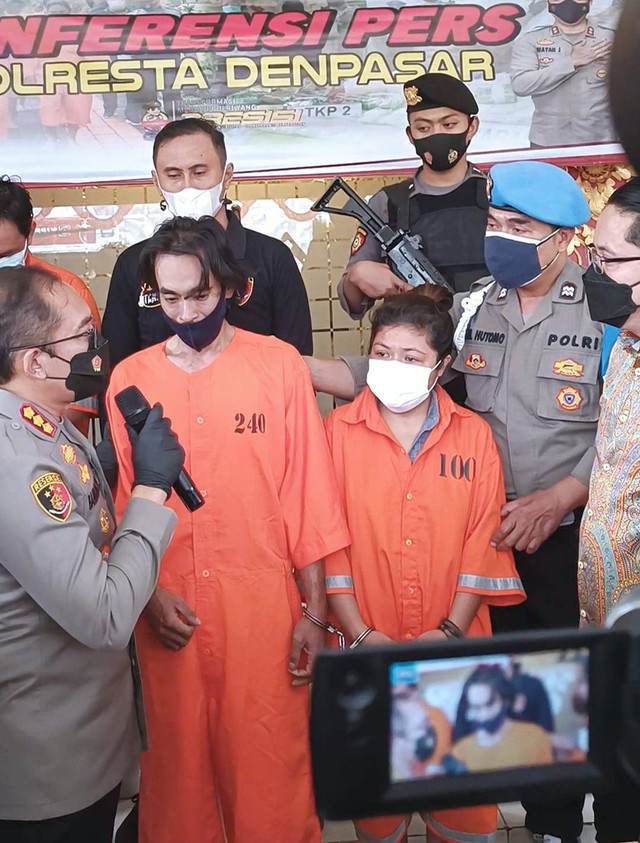 Yohanes Paulus Manek dan Dwi Novita Murti, pelaku penganiayaan balita di Bali saat rilis di Polresta Denpasar.
 Foto: Denita BR Matondang/kumparan