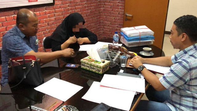 Tim Pidsus Kejari Ternate saat melakukan pemeriksaan YC (tengah) sebagai tersangka. Foto: Istimewa