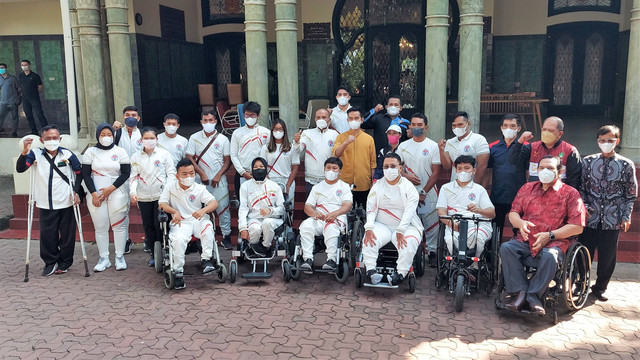 Wali Kota Solo, Gibran Rakabuming Raka, pengurus NPC Indonesia dan para atlet ASEAN Para Games berfoto bersama di rumah dinas Loji Gandrung, Solo, Jumat (22/07/2022). FOTO: Fernando Fitusia