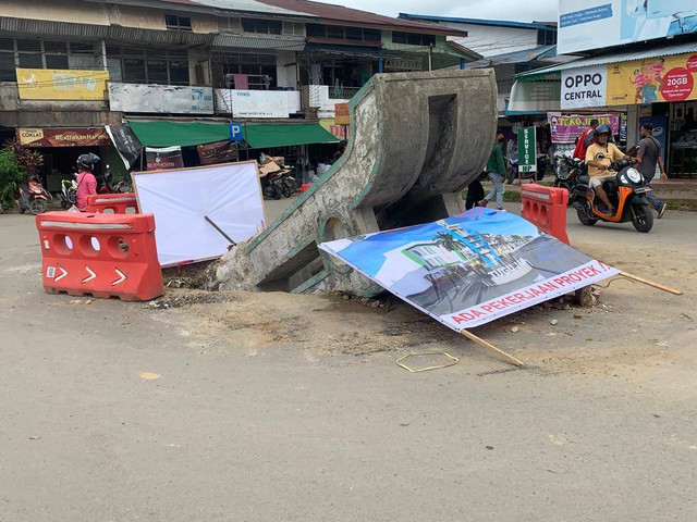 Tugu Jam di kawasan Pasar Sekadau dirobohkan. Foto: Dina Mariana/Hi!Pontianak