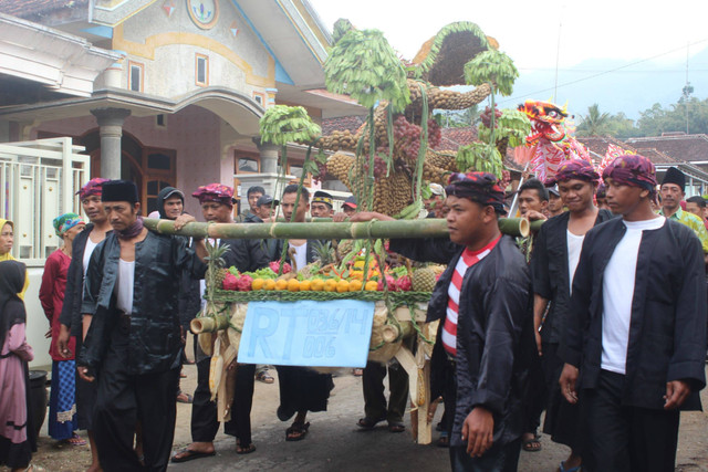 Tradisi warga Sumberbendo membawa ancak besar di Festival Bersih Dusun (Foto: Muhammad Rizal)