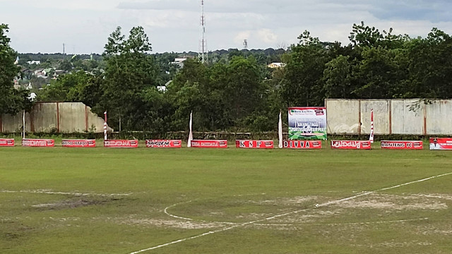 Kondisi tembok bagian timur Stadion Sport Center Pangkalan Bun. Ambruknya tembok tersebut terjadi pada akhir Januari tahun 2018 silam. Foto: Lukman Hakim/InfoPBUN