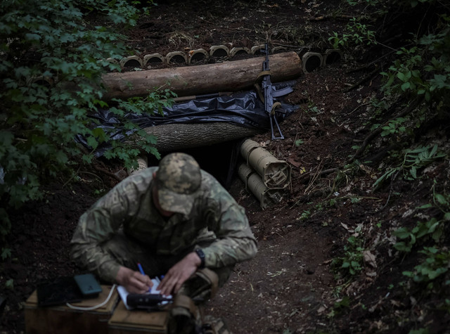 Anggota layanan Ukraina berada di lokasi sebuah tempat perlindungan di garis depan saat serangan Rusia di Ukraina berlanjut, di Wilayah Kharkiv, Ukraina 21 Juli 2022. Foto: REUTERS/Gleb Garanich