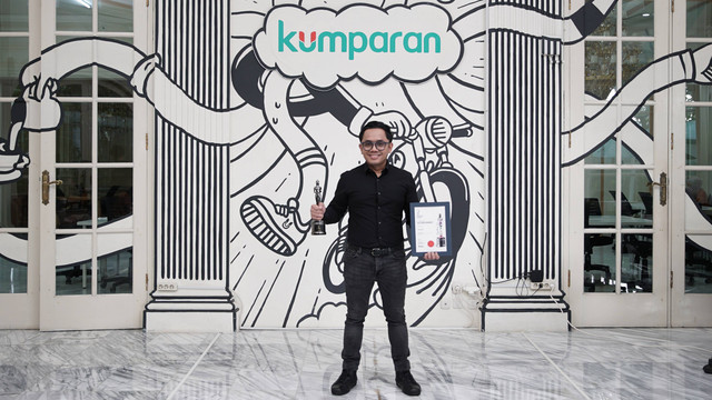 CEO kumparan Hugo Diba menerima penghargaan HR Asia Awards 2022. Foto: kumparan