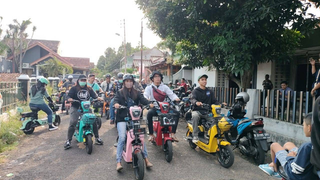 Puluhan penyedia jasa sewa skuter listrik di wilayah Malioboro dan sekitarnya mendatangi kantor LBH Yogyakarta di Kotagede, Kota Yogya, Jumat (22/7/2022). Foto: Arfiansyah Panji Purnandaru/kumparan