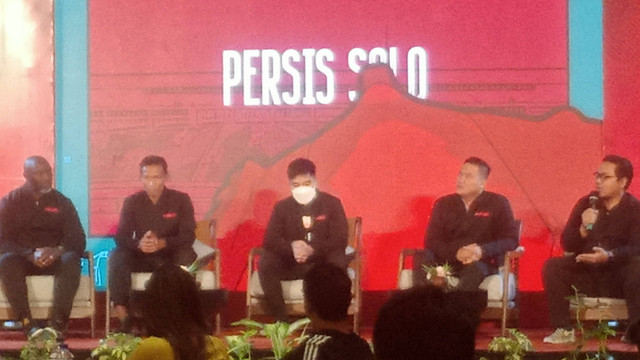 Manajemen dan tim pelatih Persis Solo menyampaikan target klub di Liga 1 saat launching jersey di Swiss-Belhotel, Solo, Kamis (21/07/2022) malam. FOTO: Agung Santoso