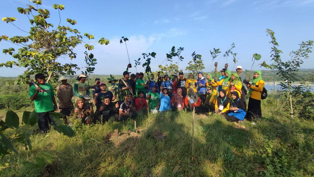 Foto bersama warga, KLHK, kelompok tani hutan(KTH), dan komunitas peduli lingkungan setempatt