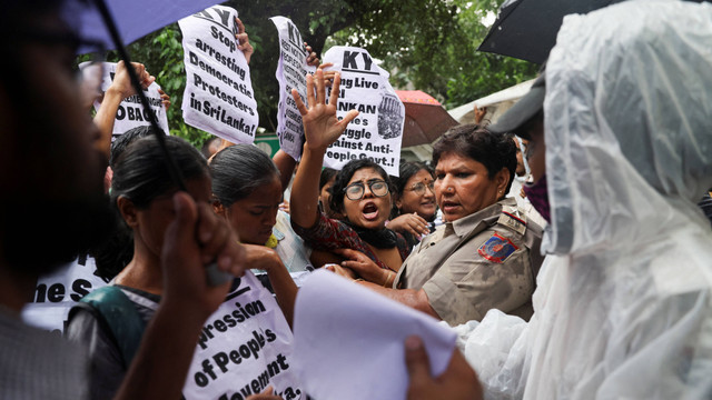 Petugas polisi menahan seorang anggota Krantikari Yuva Sangathan (KYS), sebuah organisasi mahasiswa, ketika mereka tiba untuk menyerahkan memorandum di kantor PBB India untuk memprotes penggerebekan di sebuah kamp protes anti-pemerintah. Foto: REUTERS/Anushree Fadnavis