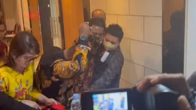 Roy Suryo meninggalkan Gedung Ditkrimum Polda Metro Jaya dengan mengenakan kursi roda, Jumat (22/7/2022). Foto: Zamachsyari/kumparan