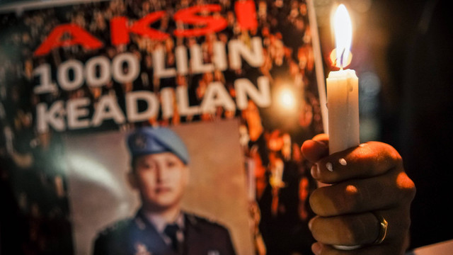 Massa aksi yang tergabung dalam Tim Advokat Penegak Hukum & Keadilan (TAMPAK) menggelar aksi bertajuk 1.000 lilin tragedi kematian Yosua Hutabarat di Bundaran HI, Jakarta, Jumat (22/7/2022). Foto: Jamal Ramadhan/kumparan