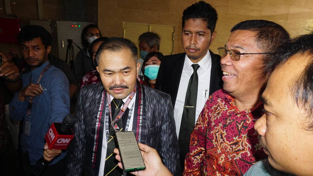 Kuasa Hukum keluarga Brigadir Yosua Kamarudin Simanjutak (kiri) dan Johnson Panjaitan (kanan) di Bareskrim Polri, Senin (18/7/2022). Foto: Iqbal Firdaus/kumparan