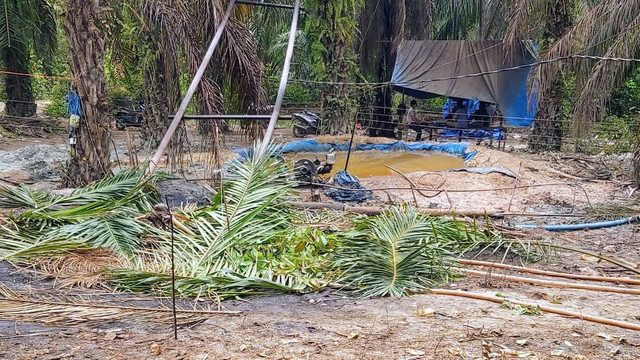 Sumur minyak tradisional yang terbakar di Ranto Peureulak, Aceh Timur. Foto: Polsek Ranto Peureulak