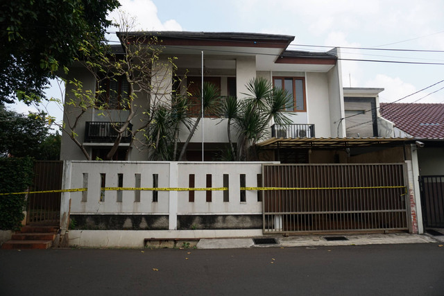 Garis polisi di rumah Kadiv Propam Polri Irjen Pol Ferdy Sambo di Kompleks Polri Duren Tiga, Jakarta Selatan, Sabtu (23/7/2022). Foto: Jamal Ramadhan/kumparan