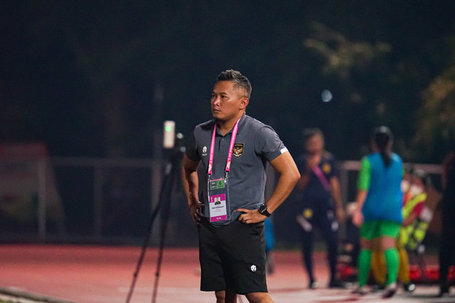 Pelatih Timnas U-18 Wanita Indonesia, Rudy Eka Pryambada. Foto: PSSI