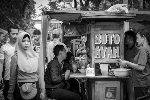 Ilustrasi contoh makanan Kalimantan yang khas dan lezat, sumber foto Hobi industri on Unsplash