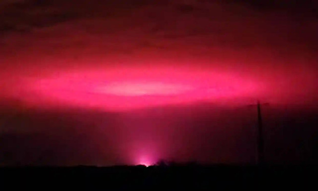 Cahaya pink bersinar di langit Australia. Foto: Tammy Szumowski