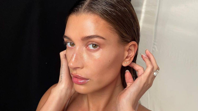 Glazed donut skin ala Hailey Bieber. Foto: Instagram @haileybieber