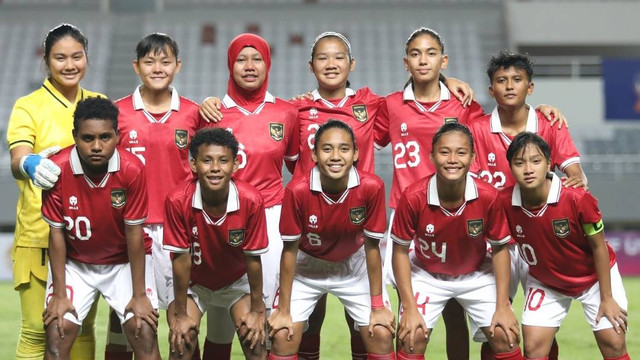 Timnas Wanita Indonesia U-18 melawan Singapura U-18 dalam laga pertama Piala AFF U-18 Wanita 2022 di Stadion Gelora Sriwijaya, Palembang, Jumat (23/7). Foto: Dok. PSSI
