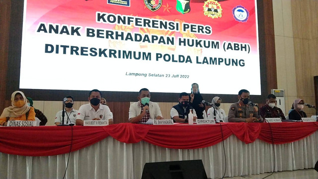 Ketua Tim Forensik, dr. Jiem Ferdinan Tambunan saat menerangkan hasil autopsi jenazah narapidana anak yang dianiaya di Lapas Anak. | Foto: Bella Sardio/ Lampung Geh