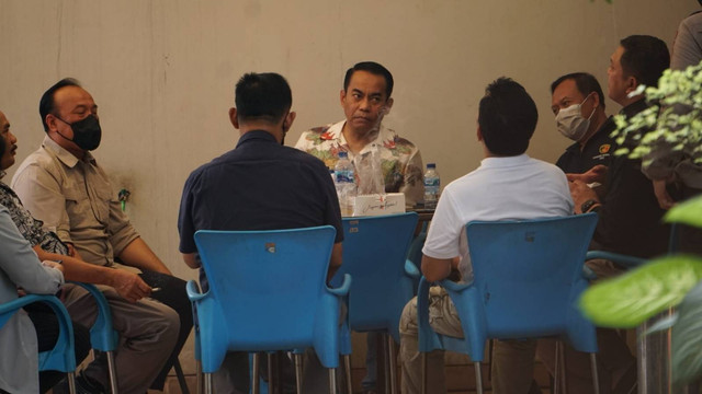 Kadiv Humas Polri Irjen Pol Dedi Prasetyo (kiri) dan Dirtipidum Mabes Polri Brigjen Andi Rian (tengah) di rumah Kadiv Propam Polri Irjen Pol Ferdy Sambo di Kompleks Polri Duren Tiga, Jakarta Selatan, Sabtu (23/7/2022). Foto: Jamal Ramadhan/kumparan