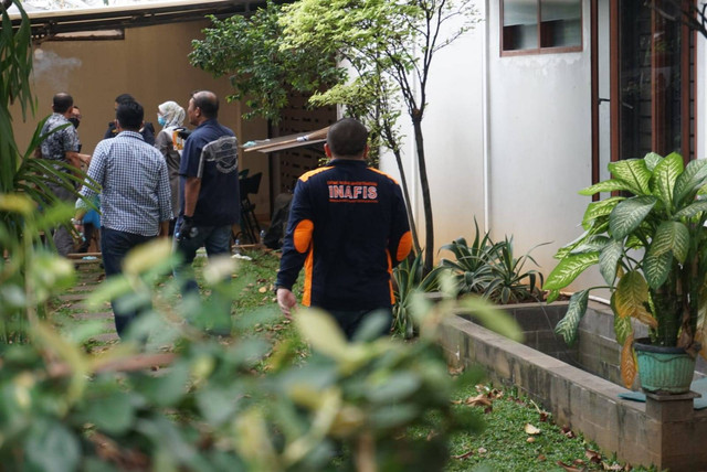 Polisi saat prarekonstruksi di rumah Kadiv Propam Polri Irjen Pol Ferdy Sambo di Kompleks Polri Duren Tiga, Jakarta Selatan, Sabtu (23/7/2022). Foto: Jamal Ramadhan/kumparan