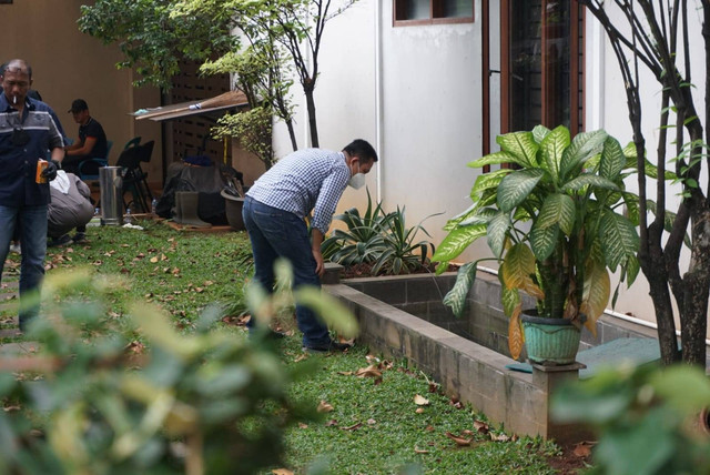 Polisi saat prarekonstruksi di rumah Kadiv Propam Polri Irjen Pol Ferdy Sambo di Kompleks Polri Duren Tiga, Jakarta Selatan, Sabtu (23/7/2022). Foto: Jamal Ramadhan/kumparan