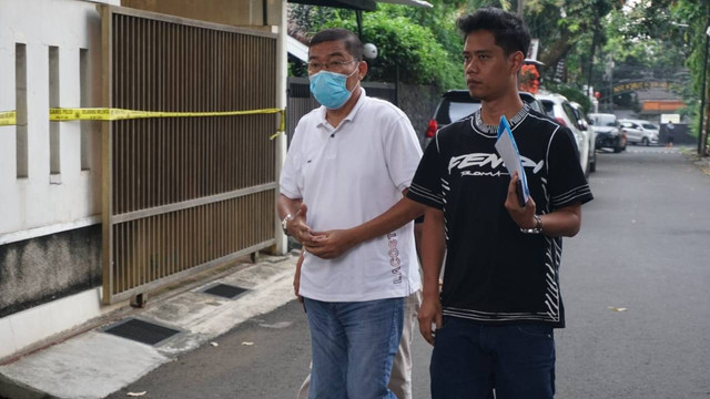 Pengacara keluarga Brigadir Yosua, Johnson Panjaitan tiba di rumah Kadiv Propam Polri Irjen Pol Ferdy Sambo di Kompleks Polri Duren Tiga, Jakarta Selatan, Sabtu (23/7/2022). Foto: Jamal Ramadhan/kumparan