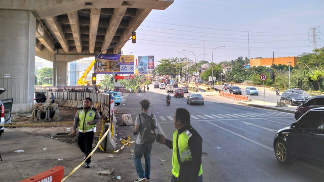 Polisi tutup permanen jalur putar balik di lokasi kecelakaan truk Pertamina di Cibubur. Foto: Dok. Istimewa