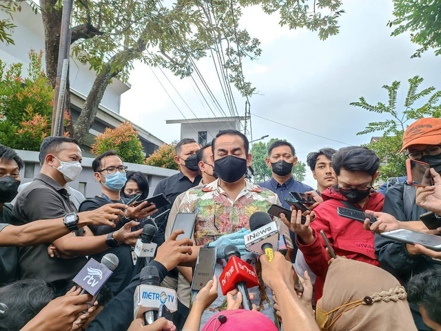 Dirtipidum Mabes Polri Brigjen Andi Rian memberi keterangan kepada wartawan di rumah Kadiv Propam Polri Irjen Pol Ferdy Sambo di Kompleks Polri Duren Tiga, Jakarta Selatan, Sabtu (23/7/2022). Foto: Ainun Nabila/kumparan