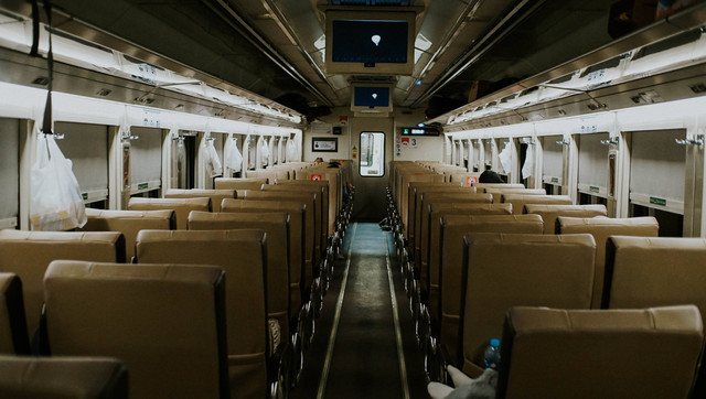 6 Cara Memilih Tempat Duduk Kereta Bisnis demi Kenyamanan Perjalanan. Foto : Unsplash/Falaq Lazuardi