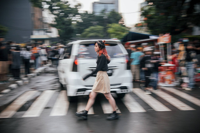 Masyarakat memadati 'Citayam Fashion Week' di kawasan Dukuh Atas, Sabtu (23/7). Foto: Jamal Ramadhan/kumparan