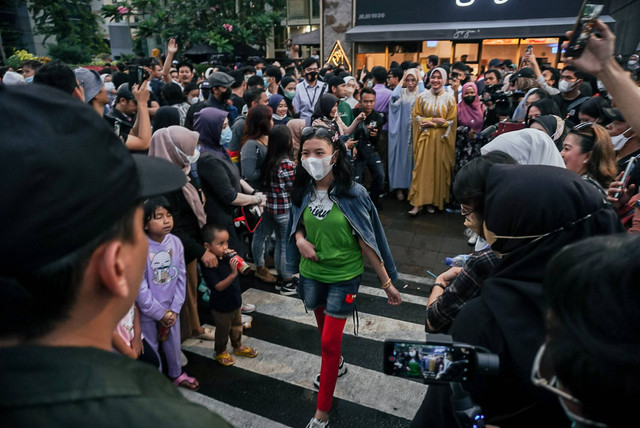 Masyarakat memadati 'Citayam Fashion Week' di kawasan Dukuh Atas, Sabtu (23/7). Foto: Jamal Ramadhan/kumparan