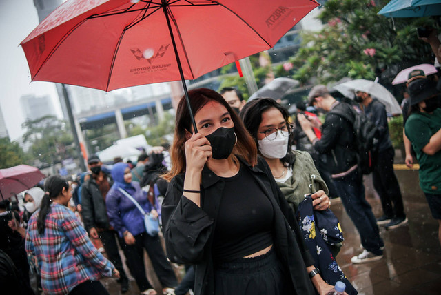 Masyarakat memadati 'Citayam Fashion Week' di kawasan Dukuh Atas, Sabtu (23/7). Foto: Jamal Ramadhan/kumparan