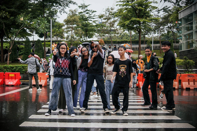 Masyarakat memadati 'Citayam Fashion Week' di kawasan Dukuh Atas, Sabtu (23/7). Foto: Jamal Ramadhan/kumparan