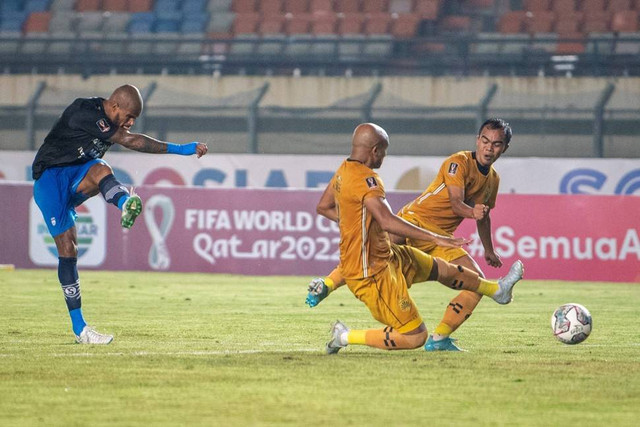 Pemain Bhayangkara FC A Salles berusaha menghadang tendangan bola dari pemain Persib Bandung David Da Silva saat pertandingan Group C Piala Presiden 2022 di Stadion Si Jalak Harupat, Kabupaten Bandung, Jawa Barat, Selasa (21/6/2022).  Foto: M Agung Rajasa/ANTARA FOTO