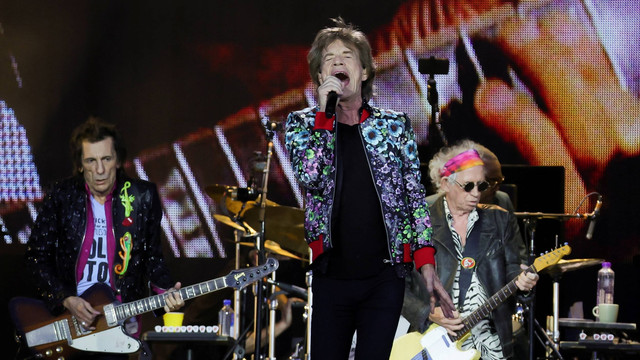 Mick Jagger dari The Rolling Stones tampil sebagai bagian dari "Stones Sixty Europe 2022 Tour", di Hippodrome de Longchamp di Paris, Prancis, Sabtu (23/7/2022). Foto: Pascal Rossignol/REUTERS