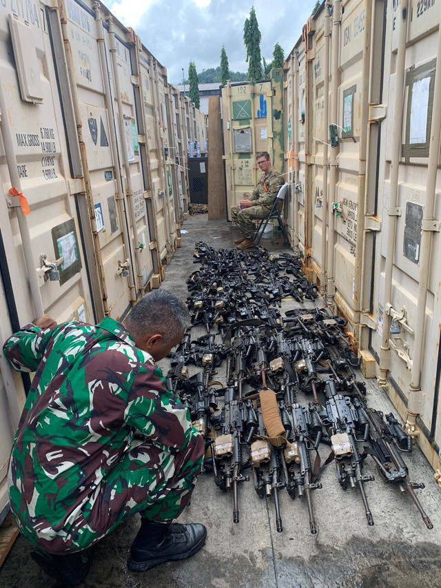 Sejumlah senjata dari 1 tricon container US Army yang dikabarkan disegel Bea Cukai Lampung karena tak miliki izin di Pelabuhan Panjang. | Foto: Ist