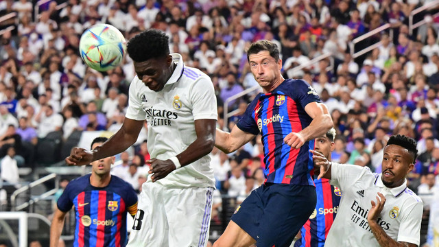 Pemain Barcelona Robert Leawandowski duel dengan pemain Real Madrid Aurelien Tchouameni di pertandingan persahabatan internasional antara Barcelona vs Real Madrid di Stadion Allegiant di Las Vegas, Nevada. Foto: Frederic J. Brown/AFP
