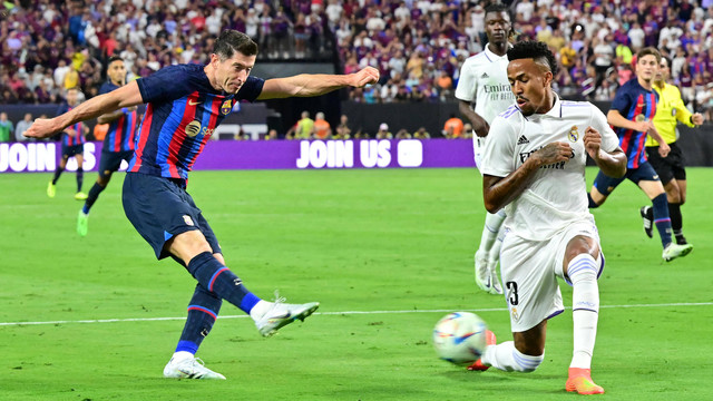 Pemain Barcelona Robert Leawandowski menembak di bawah tekanan dari Eder Militao dari Real Madrid di pertandingan persahabatan internasional antara Barcelona vs Real Madrid di Stadion Allegiant di Las Vegas, Nevada. Foto: Frederic J. Brown/AFP