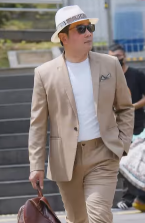 Aksi Ridwan Kamil saat melenggang di Citayam Fashion Week. Foto: Instagram/@ridwankamil