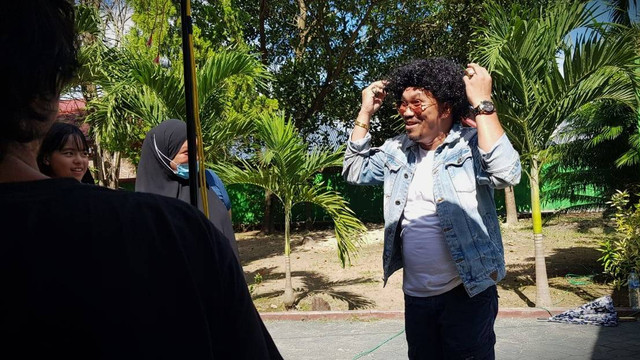 Tingkah laku Mongol Stres di lokasi syuting menghibur tim produksi film. Minggu, (24/7). Foto: Dok banthayo