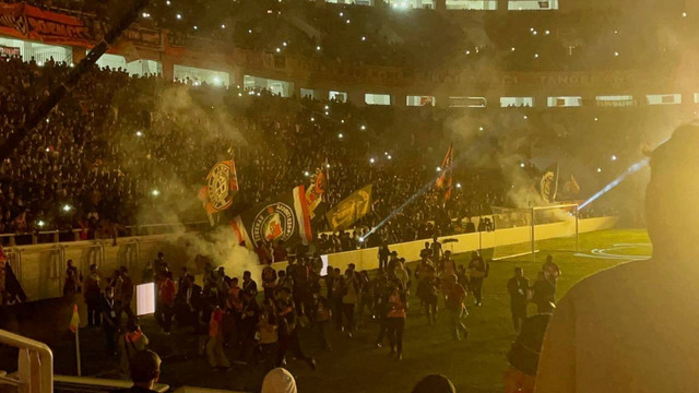 Gubernur DKI Jakrta Anies Baswedan mendatangi lokasi pagar tribun yang roboh di Jakarta International Stadium (JIS) Minggu (24/7/2022). Foto: Haya Syahira/kumparan