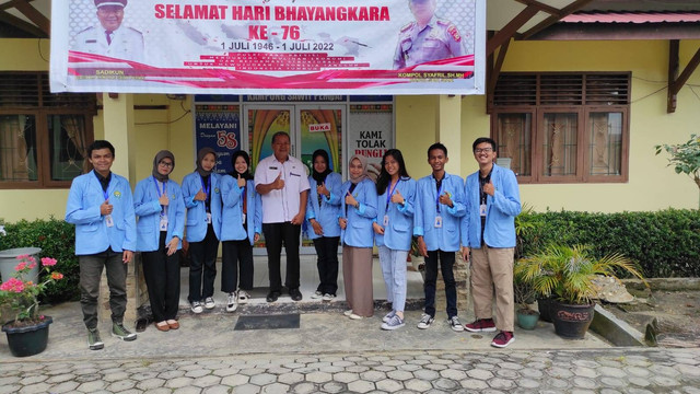 Mahasiswa KUKERTA UNRI berfoto bersama Kepala Desa Sawit Permai, Pak Sadikun (Sumber: Dokumen Pribadi)