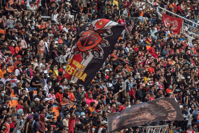 Para The Jak Mania yaitu pendukung klub sepak bola Persija Jakarta bernyanyi dan meneriakan yel-yel saat peresmian Stadion Jakarta International Stadium (JIS) di Jakarta, Minggu( 24/7/2022). Foto: Muhammad Adimaja/Antara Foto