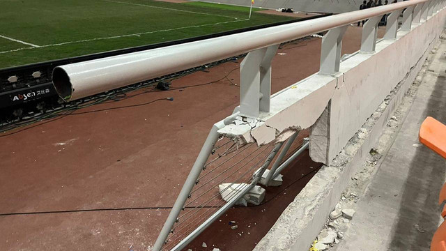 Kondisi kerusakan tribun zona utara 108-112 di Jakarta International Stadium (JIS) yang roboh pada Minggu (24/7/2022). Foto: Haya Syahira/kumparan