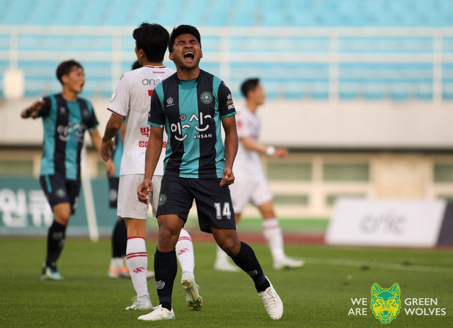 Asnawi Mangkualam bersama Ansan Greeners di musim 2022. Foto: Foto: Facebook/@ansangreenersfc