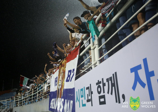 Suporter Arema, Aremania, di Korea Selatan (Korsel) saat laga Ansan Greeners vs Gimpo di Ansan-wa Stadium, Sabtu (23/7/2022). Foto: Foto: Facebook/@ansangreenersfc